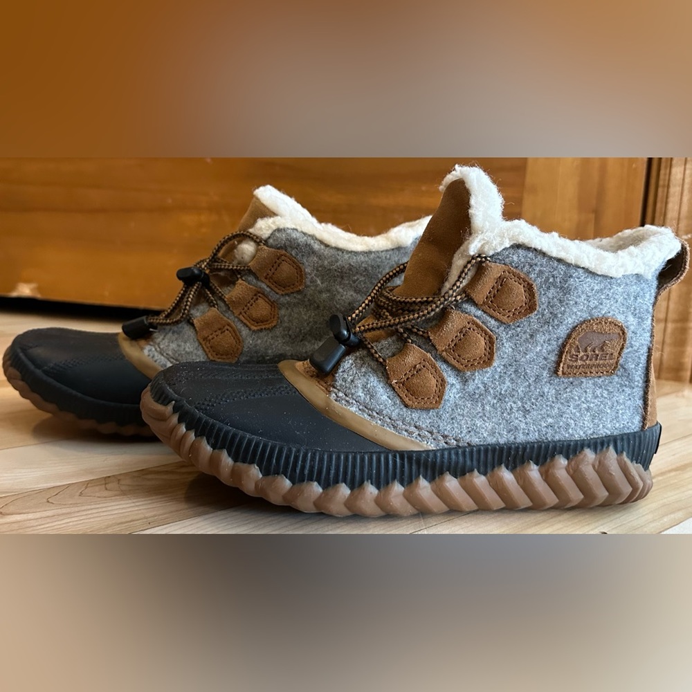 Youth size 4 Sorel Boots MINT CONDITION